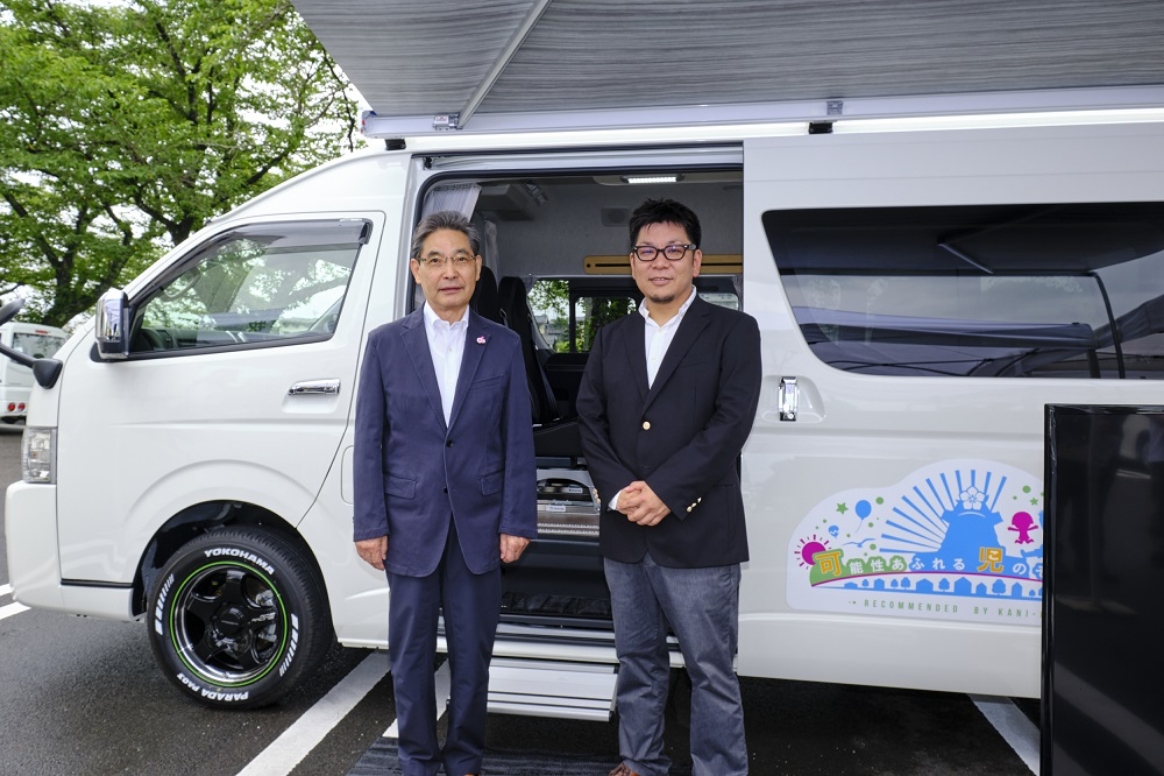 岐阜県可児市 富田市長とトイファクトリー代表取締役 藤井の写真