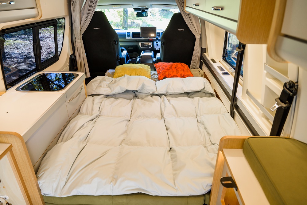 キャンピングカーで使うために設計された専用寝具「シュラフトン」