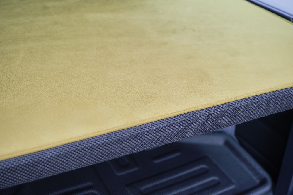 トヨタ ランドクルーザー70専用の車中泊ベッドキットを「東京オート 